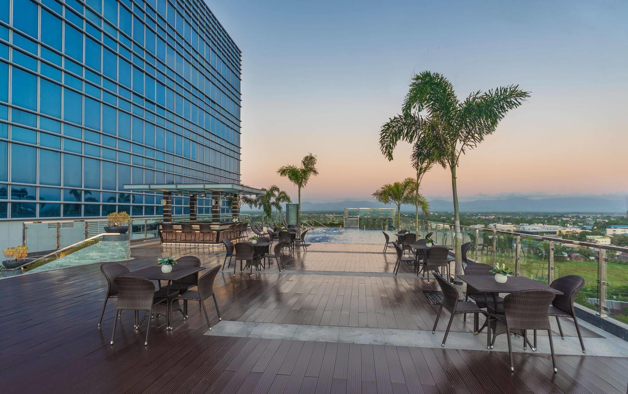 Richmonde Hotel Iloilo Buitenkant foto